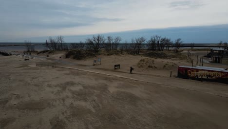 el canal de la bahía de muskegon en invierno