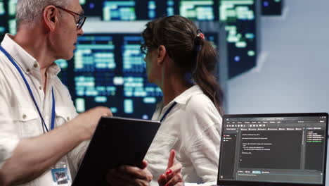 gerentes ejecutando código en el centro de datos