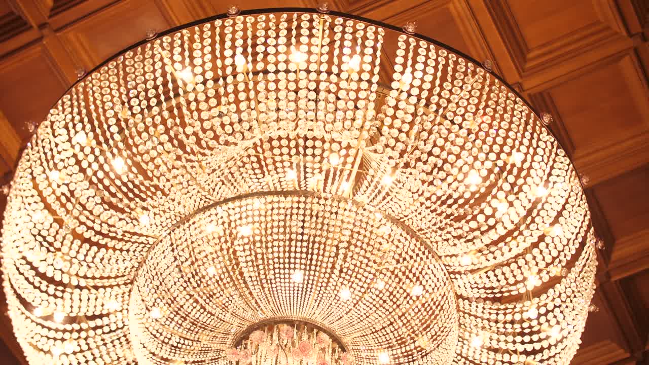 극장 에 있는 큰 유리 들리어