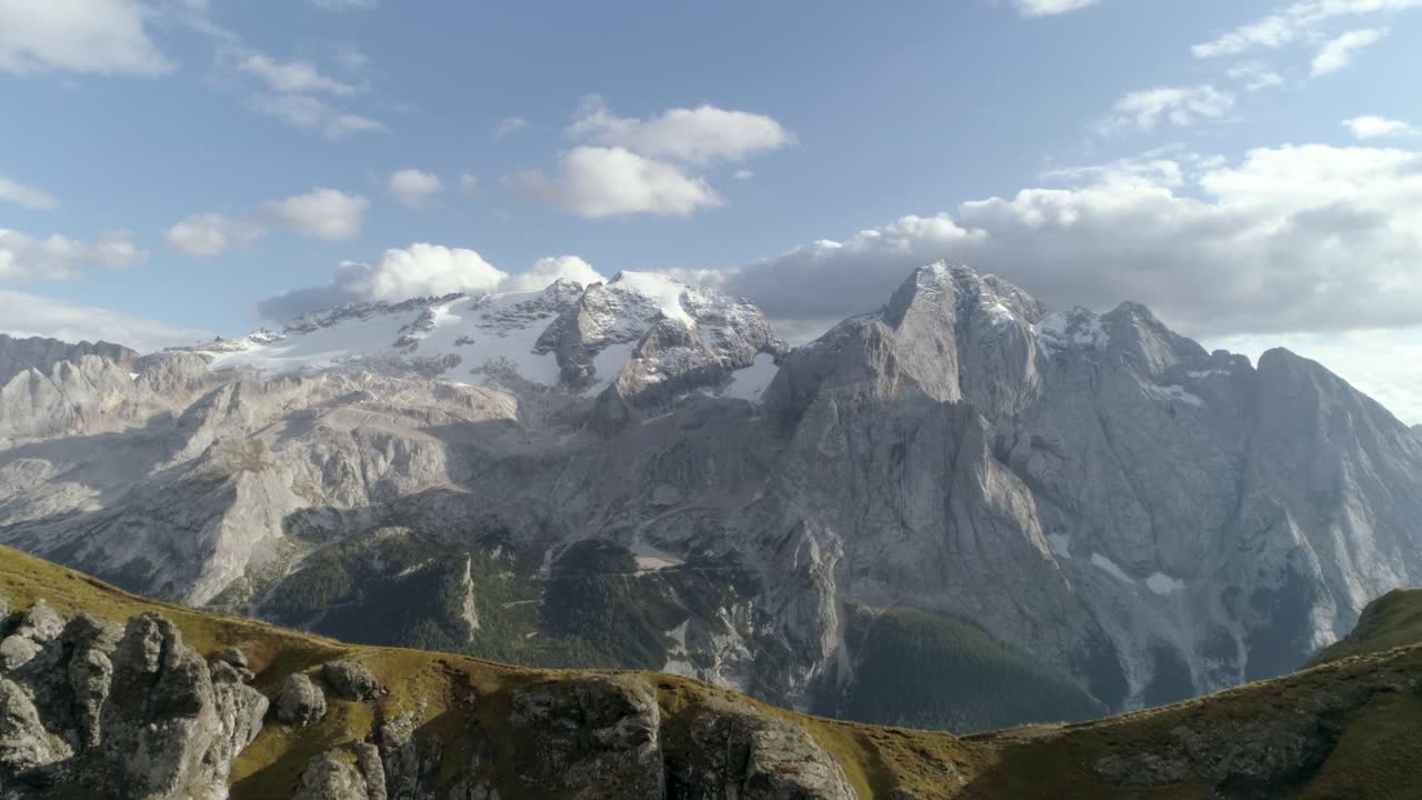 épica antena en cámara lenta de los dolomitas italianos cubiertos de nieve durante la puesta de sol