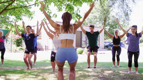 Weibliche-Lehrerin-Leitet-Yoga-Kurs-Im-Freien