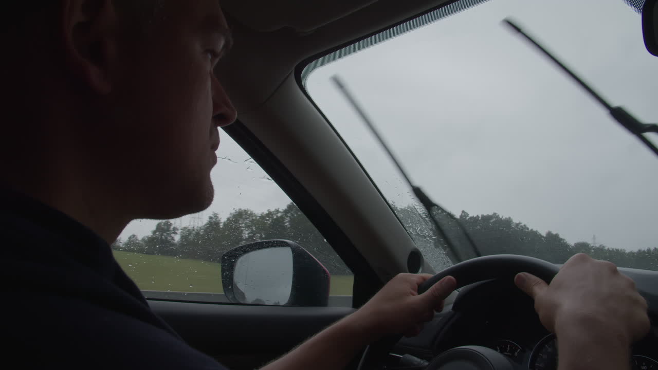 고속도로에서 비가 내리고 운전