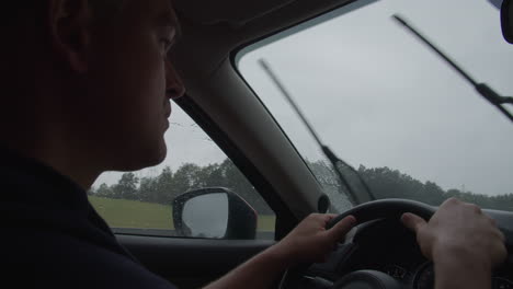 conduciendo bajo la lluvia en una autopista