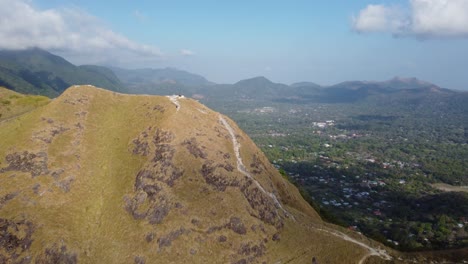 Una-Belleza-Deslumbrante-De-Una-Ciudad-Enclavada-En-Medio-De-La-Imponente-Cadena-Montañosa