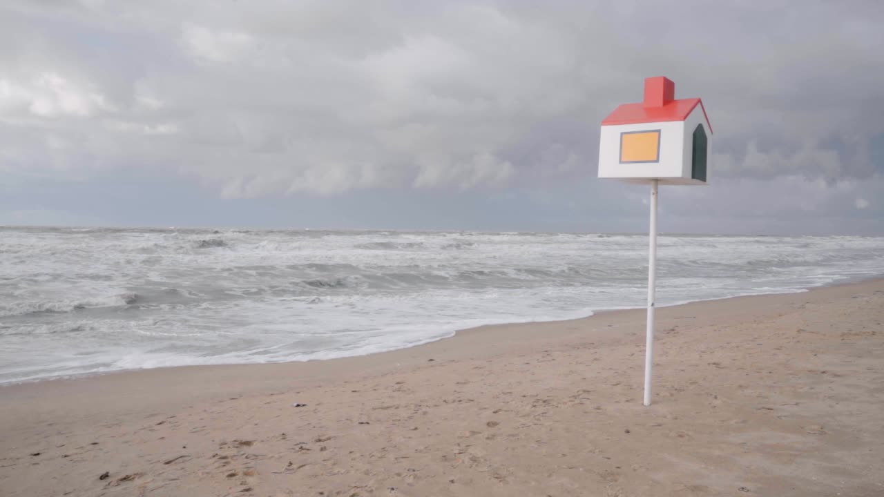 bahía de de haan, bélgica contra el cielo nublado - cámara lenta, ancha