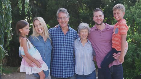 familia divirtiéndose en el jardín