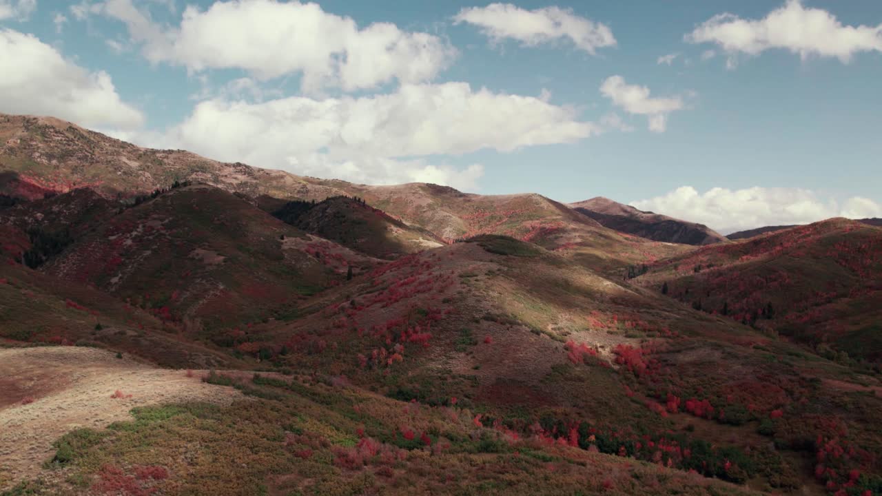 솔트레이크시티의 구름에서 산으로 내려오는 드론 사진, 가을 색의 잎과 함께 60fps