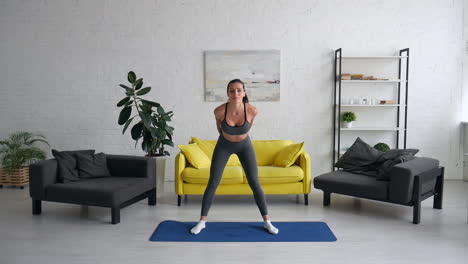 mujer realizando estiramientos de yoga en casa
