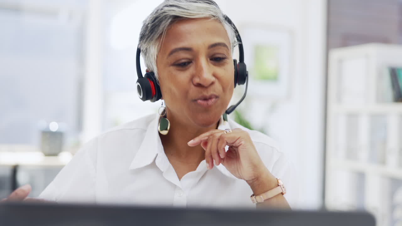 Call center, donna e conversazione al laptop