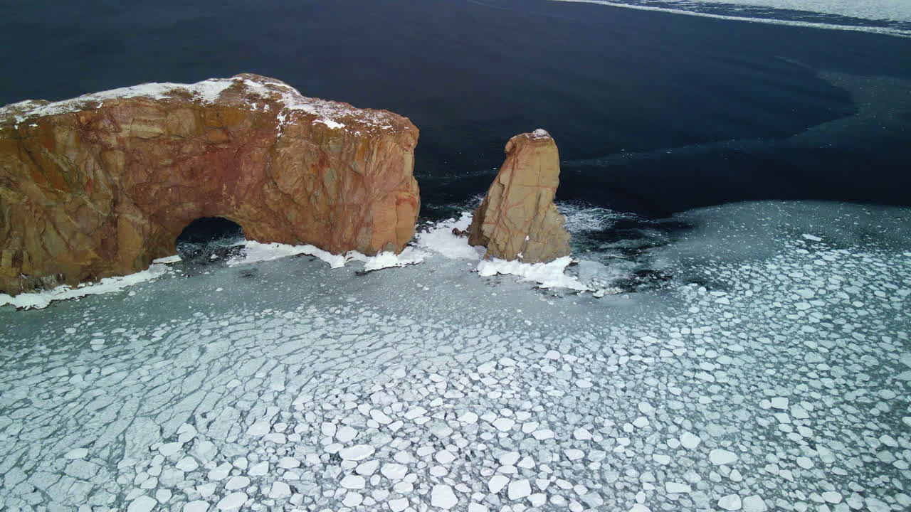 vista aérea de percé rock en invierno con hielo en el océano