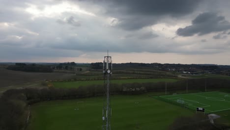 Imágenes-Del-Mástil-De-La-Red,-Capturadas-Por-Un-Dron-Dando-Vueltas-A-Su-Alrededor.