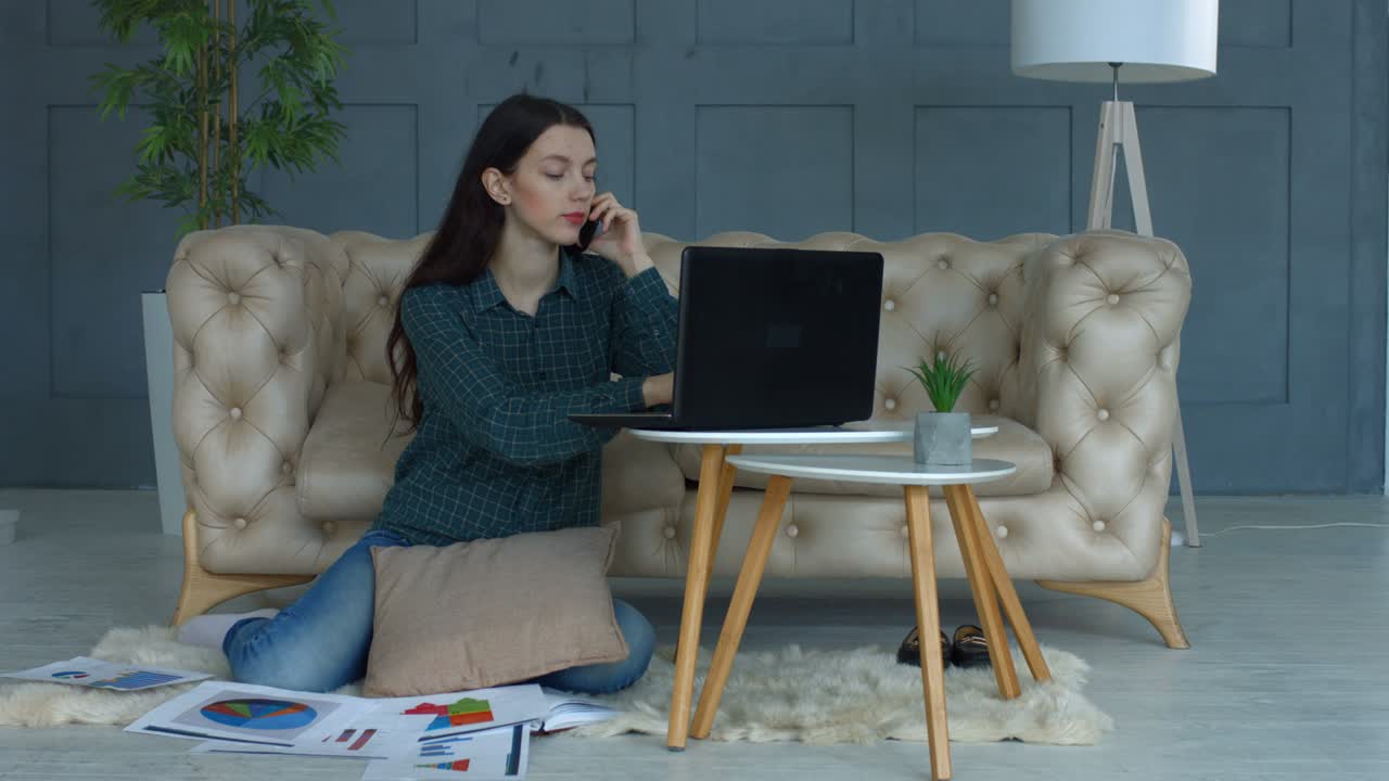 donna freelance di successo che lavora in un ufficio a casa