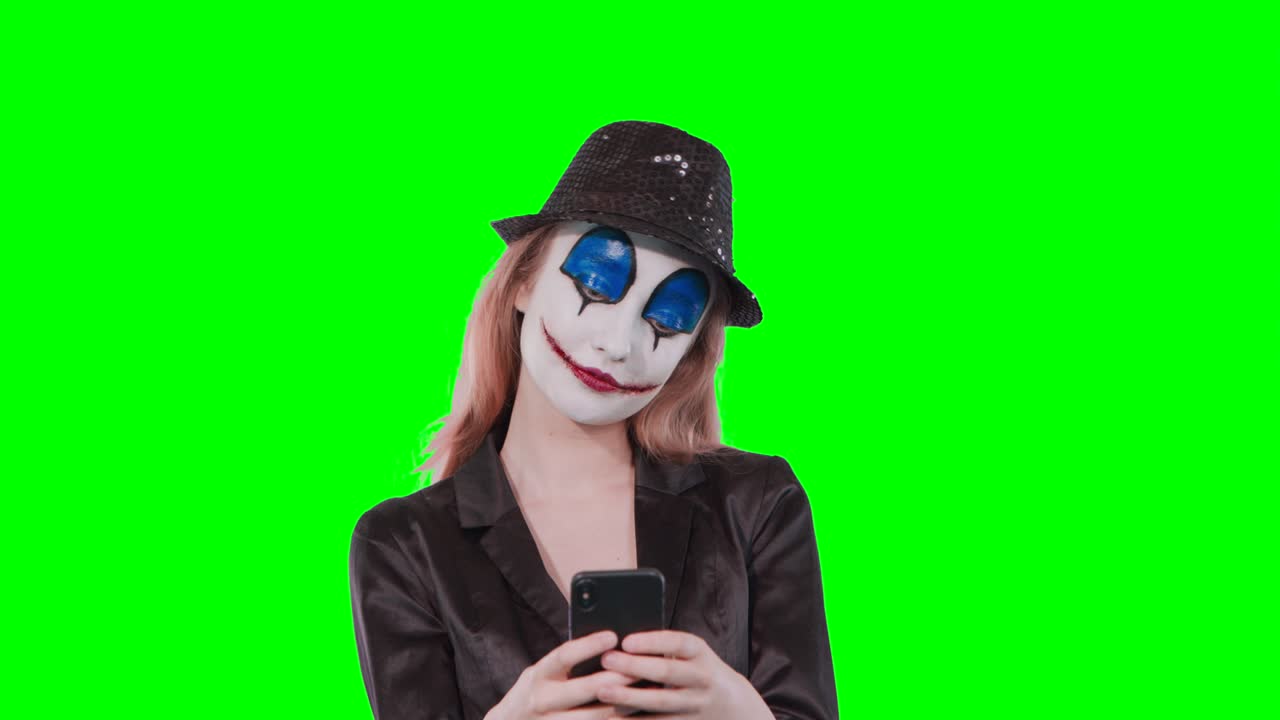 maquillaje de payaso de halloween con teléfono móvil