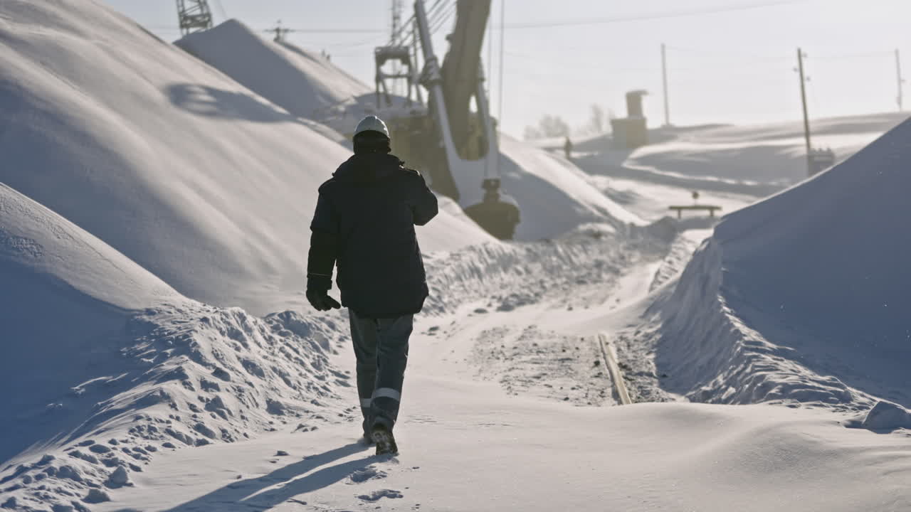 발굴기 와 함께 눈 인 풍경 에서 일 하는 사람