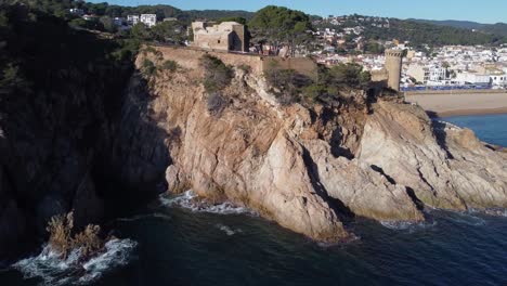 ciudad vieja en la orilla del mar en un día soleado