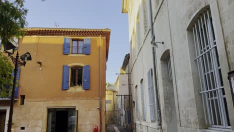 Pequeña-Calle-De-Un-Pueblo-En-Francia-Aproximadamente-Por-La-Noche