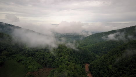 Concepto-Logístico-Vista-Aérea-De-La-Carretera-Rural-Que-Pasa-Por-La-Serena-Y-Exuberante-Vegetación-Y-El-Follaje-Del-Bosque-Tropical-Lluvioso-Paisaje-Montañoso