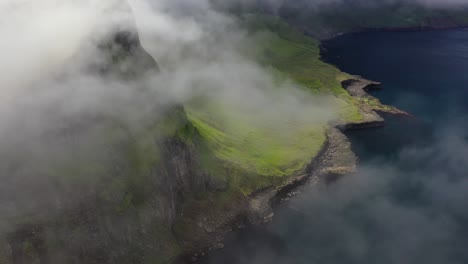 Nubes-Que-Soplan-Sobre-Espectaculares-Acantilados-Costeros-En-Las-Islas-Faro,-Revelación-Aérea