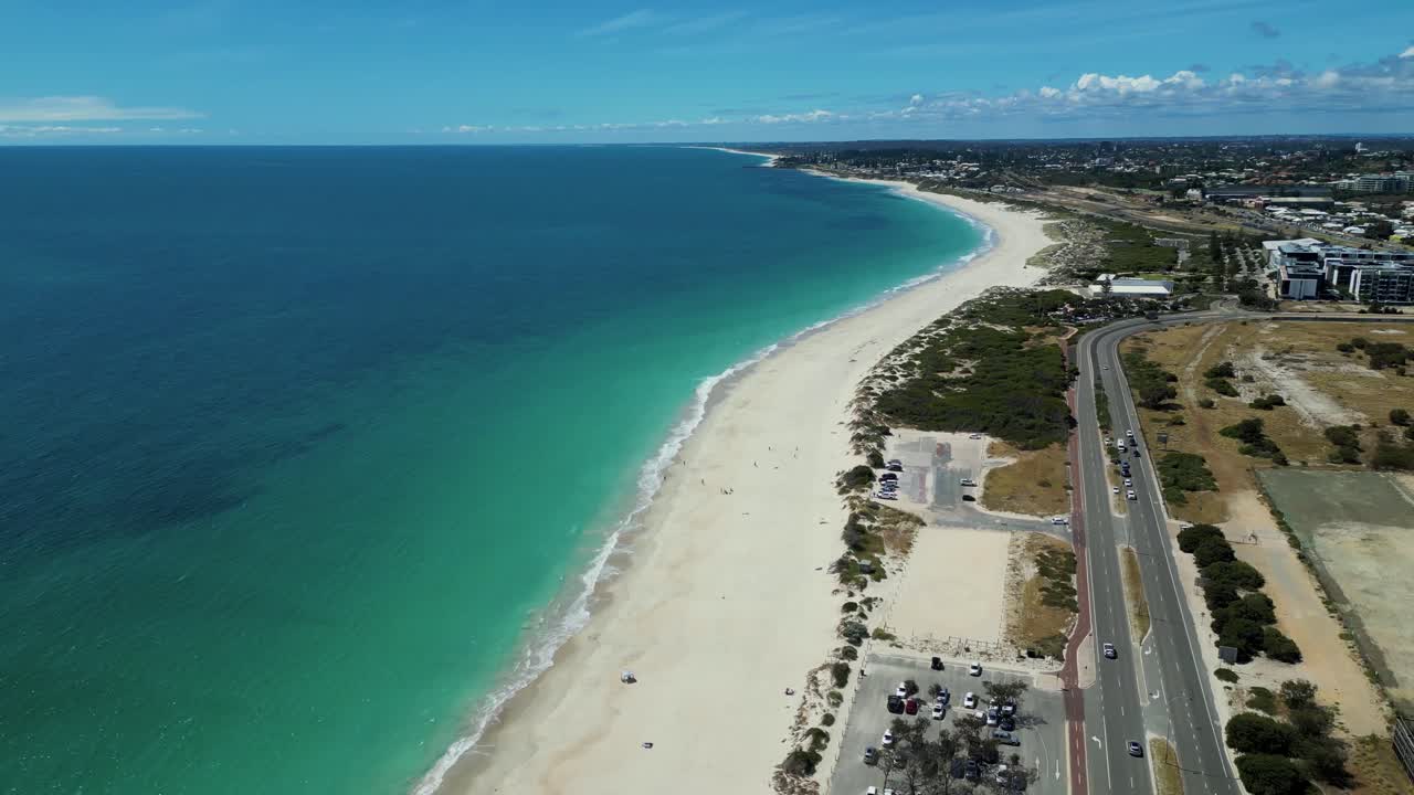 오스트레일리아의 퍼트 서쪽 해안, 배경에는 항구가 있습니다.