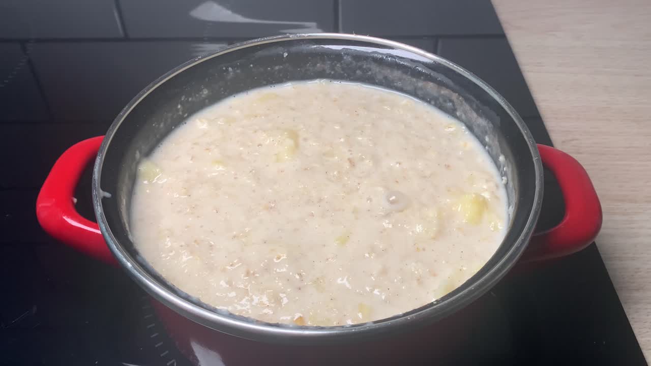 Deilig og sunn havregrøt med eple til frokost