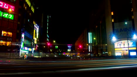 la noche en el lado sur de shinjuku. obturador lento.