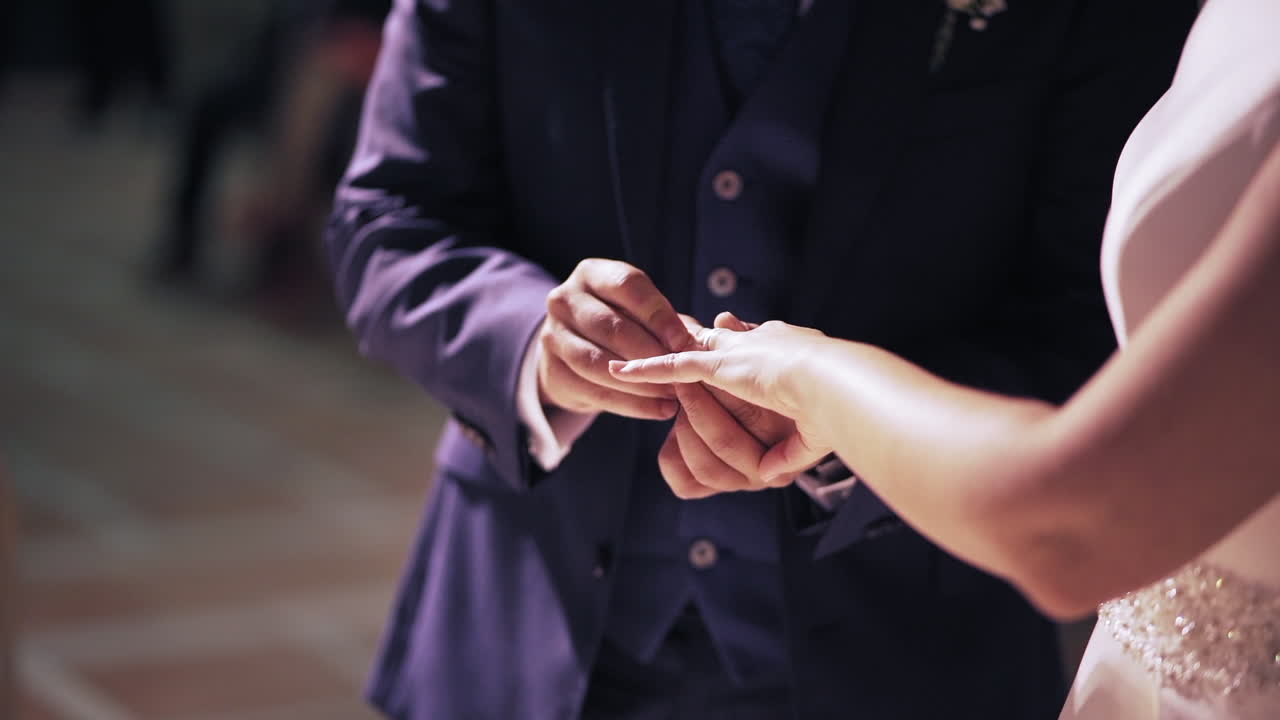 결혼식 에서 반지 를 교환 하는 부부