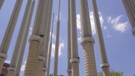 Increíble-Tiro-Deslizante-De-4k-De-Esculturas-Y-Cielo-Azul-En-El-Parque-De-Las-Luces