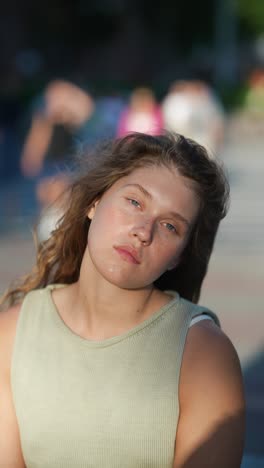 retrato de una adolescente al aire libre
