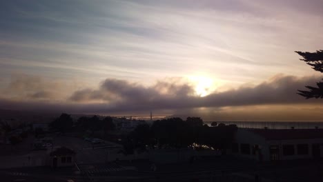 Tiro-Estático-Cardán-De-Niebla-Rodando-Sobre-El-Puente-Golden-Gate-Desde-Fort-Mason-Al-Atardecer-En-San-Francisco,-California