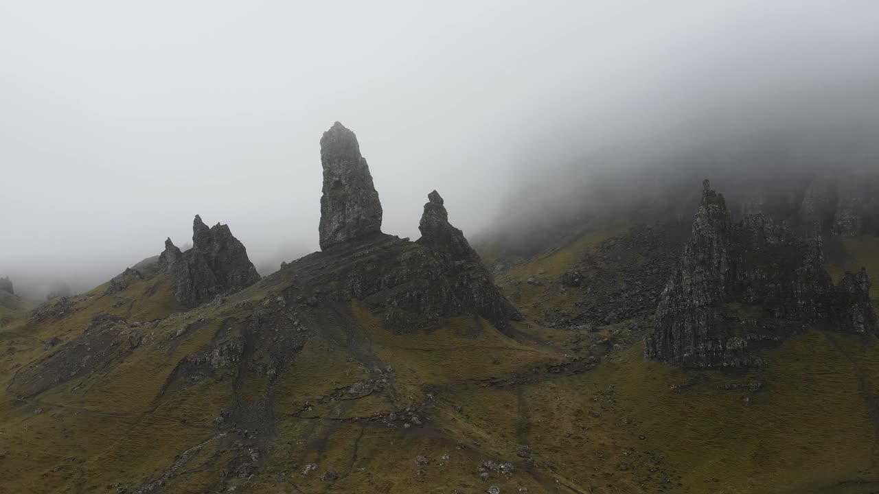 toma cinematográfica de la formación de roca de pie de la cresta trotternish