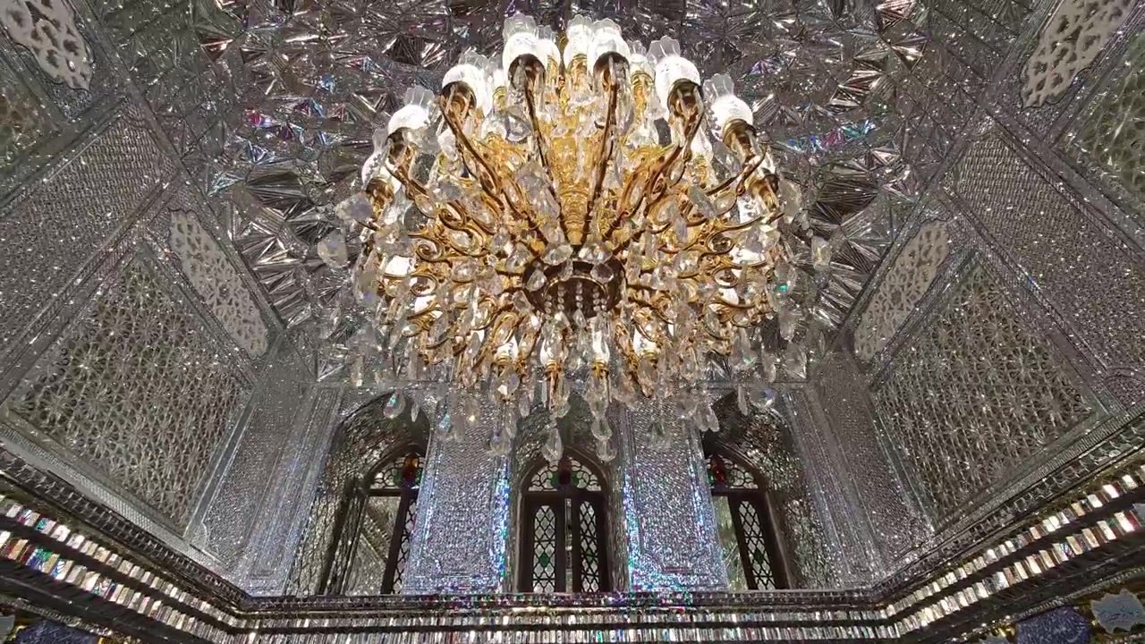 Sala degli specchi ornata con lampadario di cristallo nell'architettura persiana