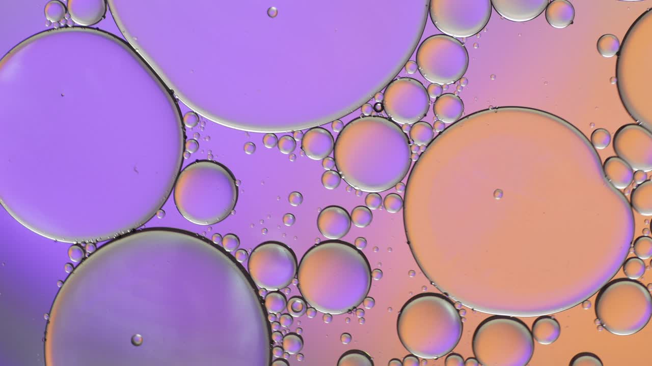 물 위에 떠다니는 기름방울의 다채로운 예술적.