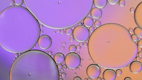 artístico colorido de gota de aceite flotando en el agua.
