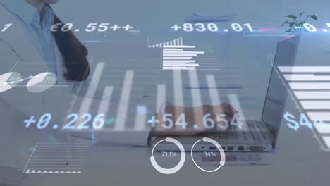 animación del procesamiento de estadísticas sobre un médico masculino que usa una computadora portátil