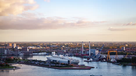 Rotterdamer-Industriehafen-Mit-Sonnenuntergang