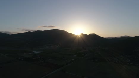 Toma-Aérea-De-Una-Puesta-De-Sol-En-El-Valle-De-Guadalupe