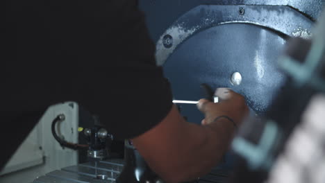ingeniero masculino que opera máquinas cnc en el piso de la fábrica