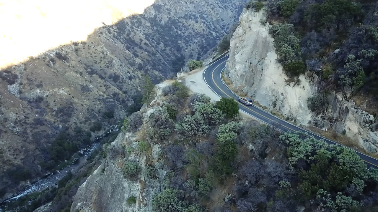 미국 캘리포니아의 세쿼이아 국립공원에서 구불구불한 도로를 운전하는 자동차의 공중 촬영