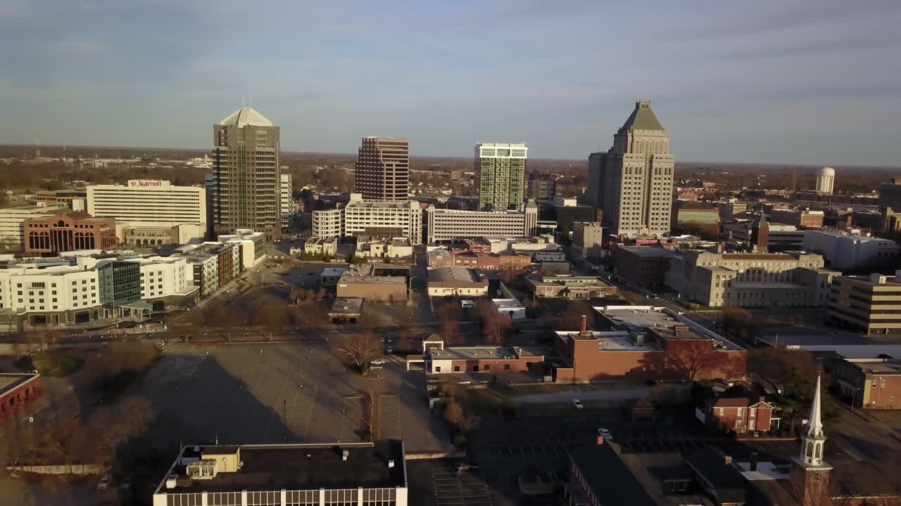 Ripresa aerea dall'alto dello skyline di Greensboro, Carolina del Nord.