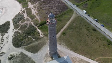 Skagen-Lighthouse-Pan-Trasero-Aéreo,-Grenen,-Skagen,-Dinamarca