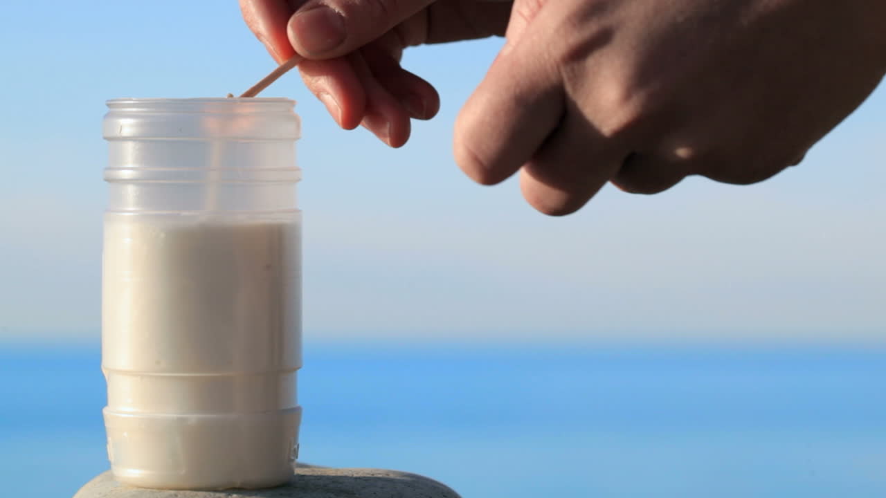 encendiendo una vela con cerilla al aire libre