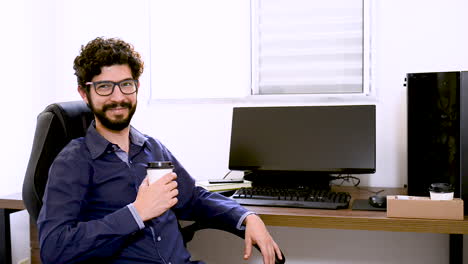 apuesto hombre latino de negocios sonriendo a la cámara y brindando