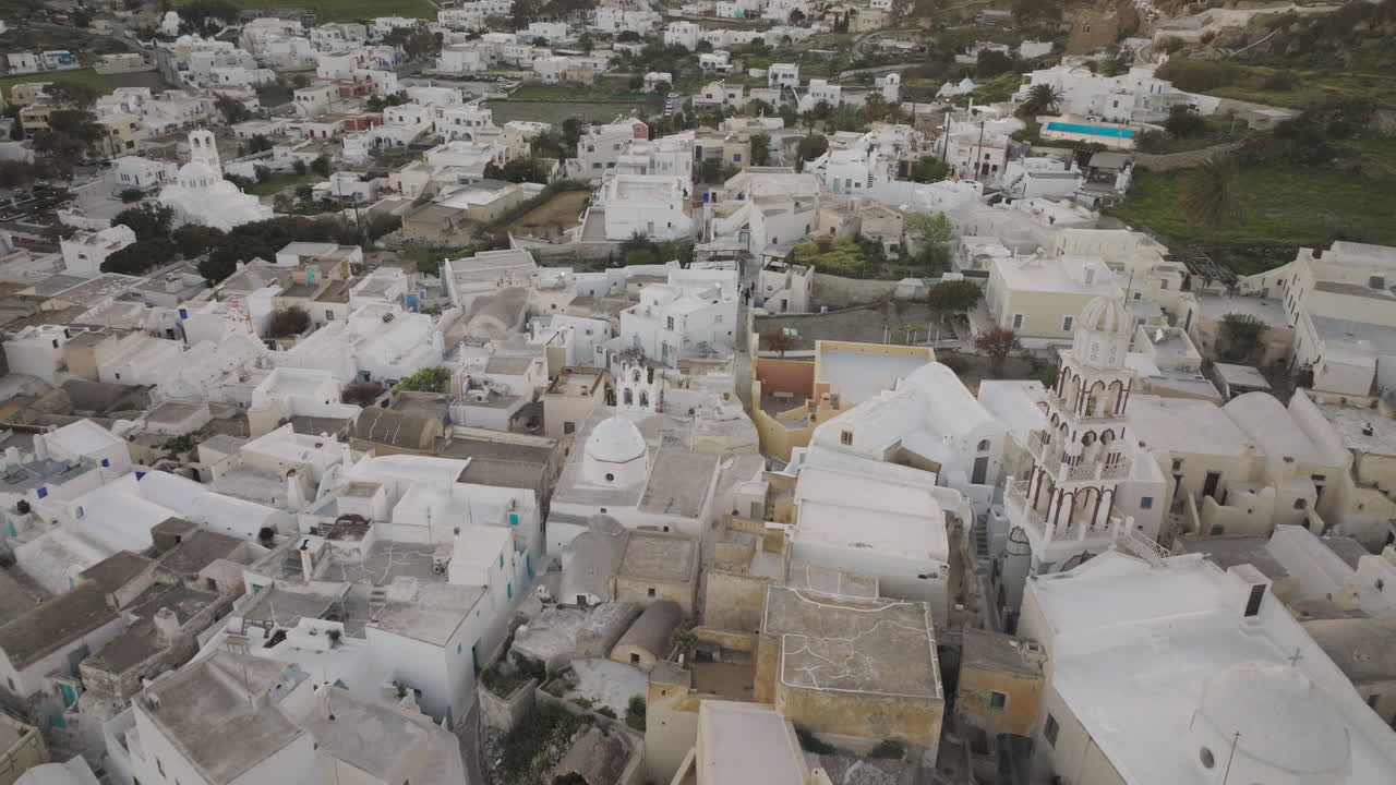 vista aérea de un pueblo griego encalado