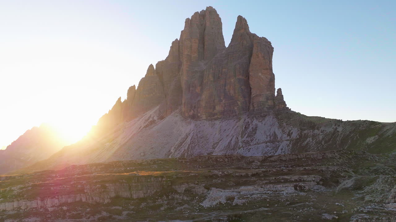 tre cime paisaje de montaña extrema panorámica revelan el amanecer detrás de los picos del sur del tirol