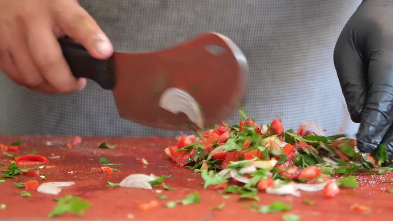 estoy preparando una ensalada.