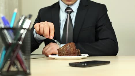 hombre de negocios comiendo pastel bebiendo café 1