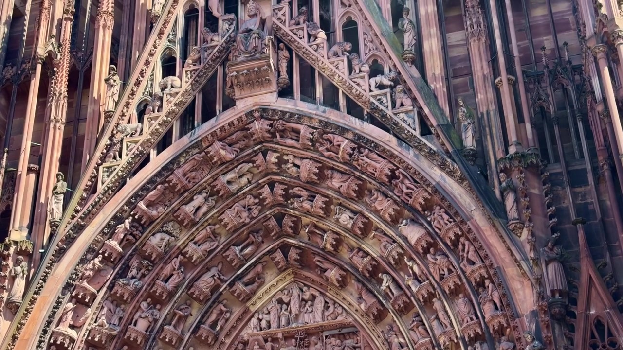 Fransa, Strasbourg'daki Notre Dame Katedrali'nin ana portalındaki karmaşık dini heykellerin ve figürlerin detaylı görünümü. Yukarı eğim