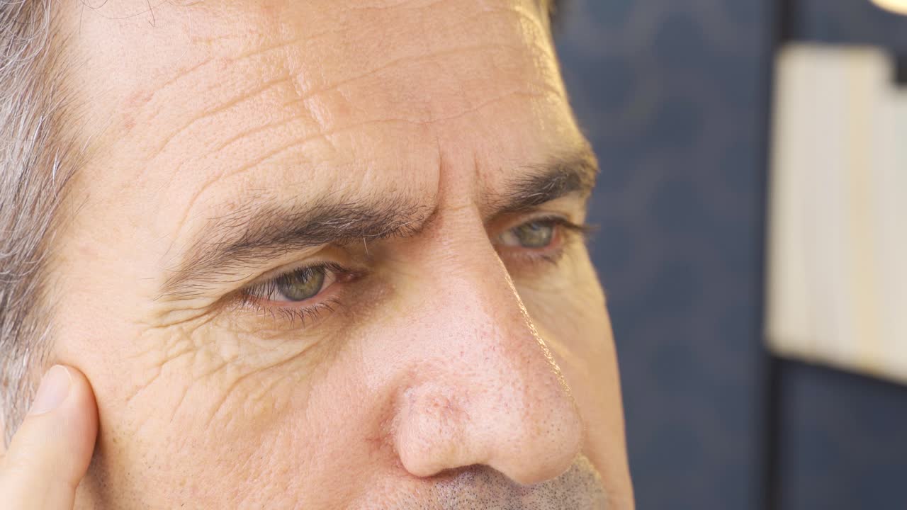 ojos. ojos pensativos de cerca.