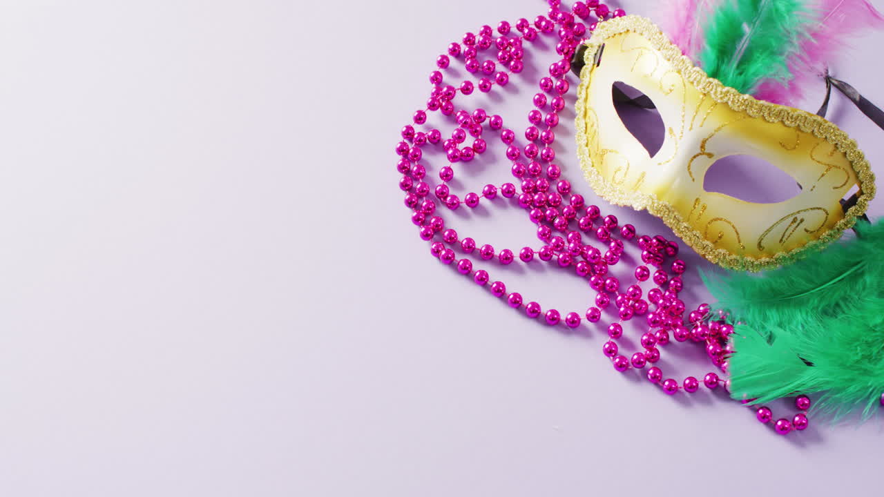 녹색  ⁇ 털과 분홍색 마디 그라 구슬을 가진 카니발 마스크 마스크의 비디오, 복사 공간