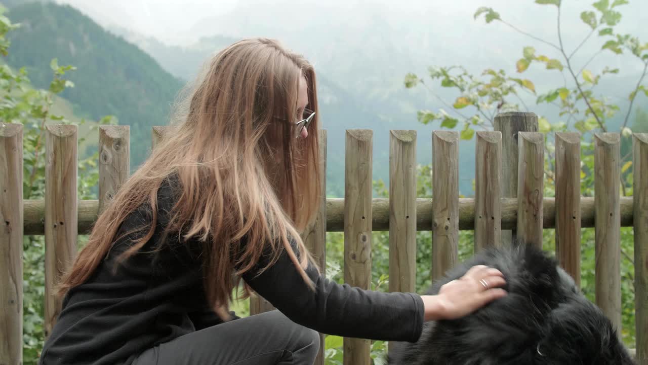 여자가 개를 포옹합니다.